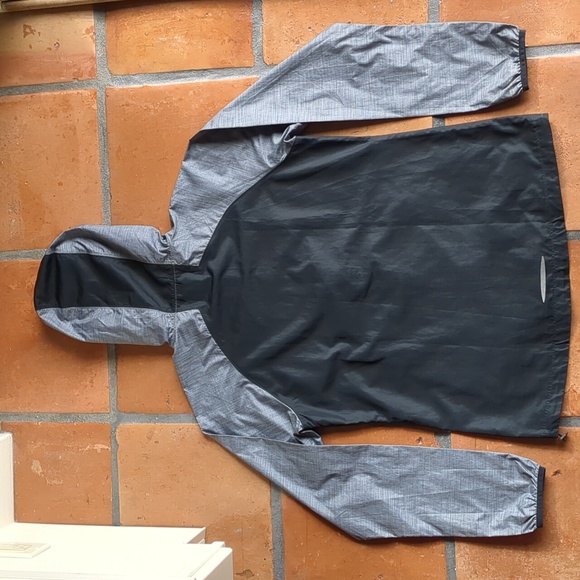 Under Armour Lightweight Rain Jacket - Picture 2 of 5